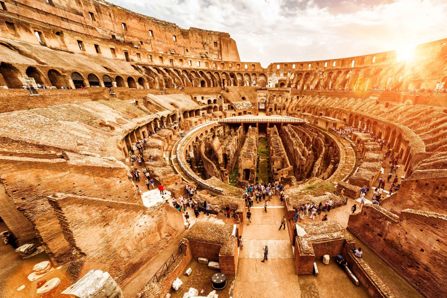 Rooma: Colosseumin areena, Forum Romanum ja Palatinuksen kukkula.