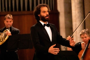 Rooma: Paavalin muurien sisällä kirkko Ooppera-aarioiden lippu.