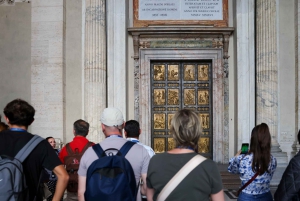 ローマ：サン・ピエトロ大聖堂、墓所ツアー＆ドーム登頂オプション