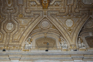 ローマ：サン・ピエトロ大聖堂、墓所ツアー＆ドーム登頂オプション