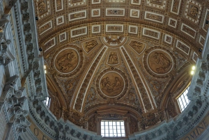 ローマ：サン・ピエトロ大聖堂、墓所ツアー＆ドーム登頂オプション