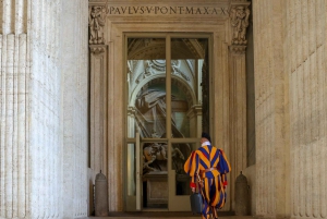 ローマ：サン・ピエトロ大聖堂、墓所ツアー＆ドーム登頂オプション