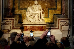 ローマ：サン・ピエトロ大聖堂ツアー、特別地下アクセス