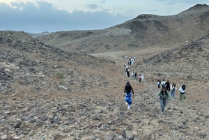 Jeddah: Moon Mountain Hiking and Sunset Yoga