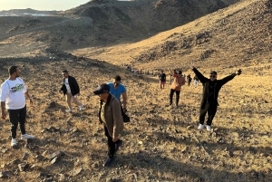 Jeddah: Moon Mountain Hiking and Sunset Yoga