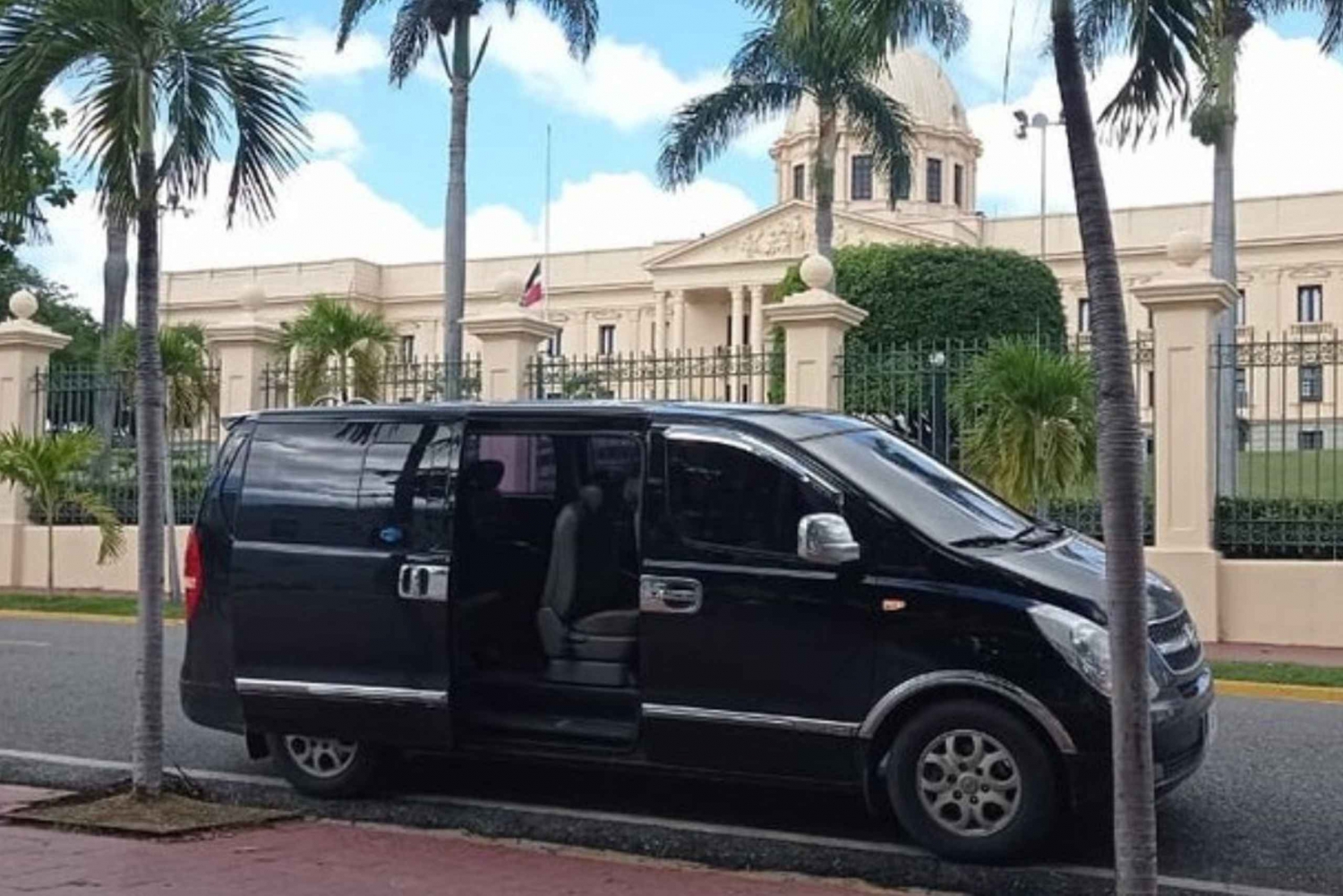 マディーナ：空港または鉄道駅からホテルへの送迎