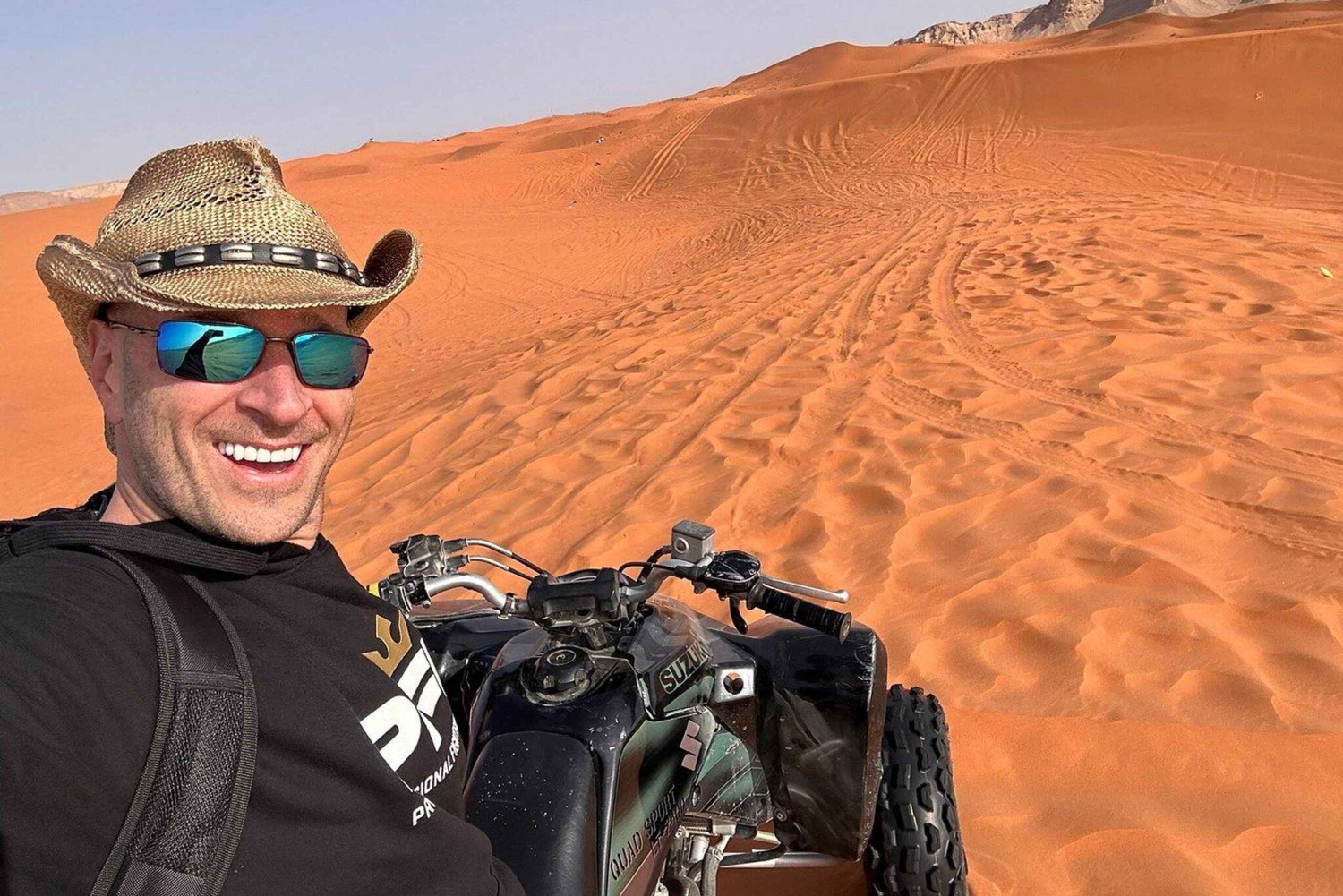 リヤド：赤い砂丘でラクダ乗り、四輪バギー、サンドボードのアドベンチャーをお楽しみください