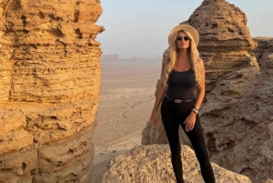 Riyadh: Private Edge of the World & Camel Trail with Lunch