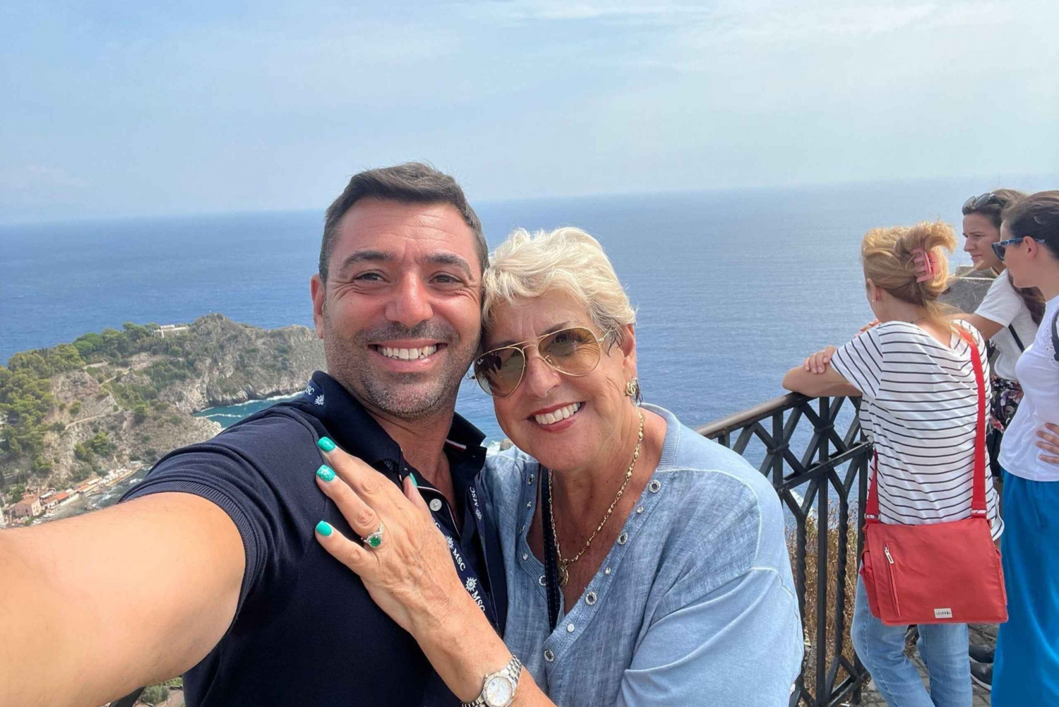 メッシーナ発：エトナ山とタオルミーナへの最高の遠足