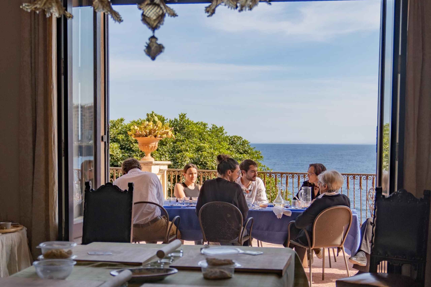 Catania: Ruoanlaittokurssi meren äärellä sijaitsevassa historiallisessa huvilassa.