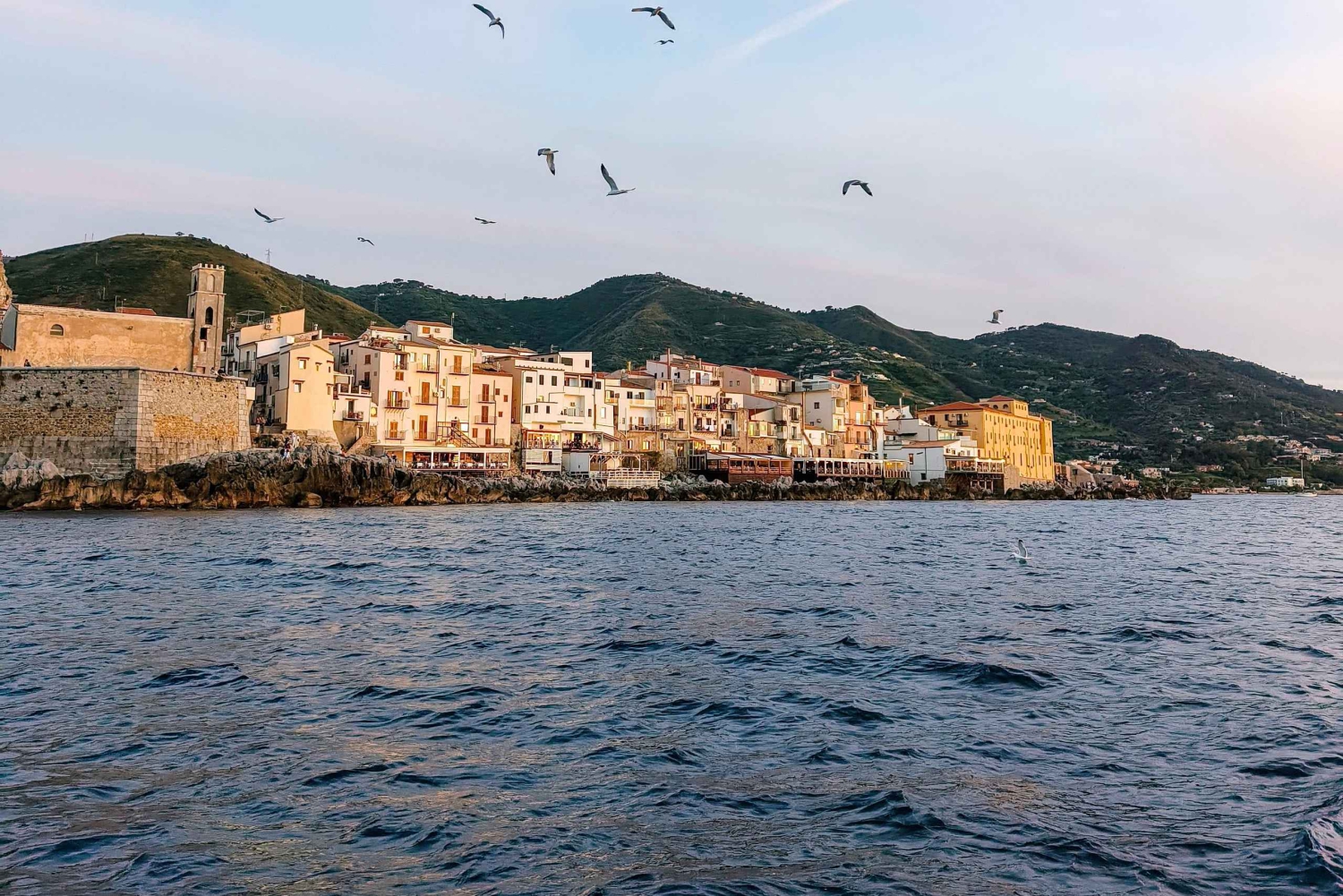 Cefalù: Mini Yacht con soste per lo snorkeling, grotte e aperitivo
