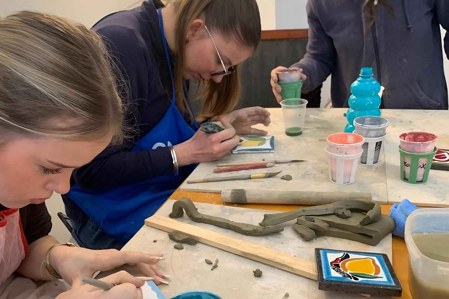 Создайте и заберите домой свою сицилийскую керамику из лавового камня Этны.