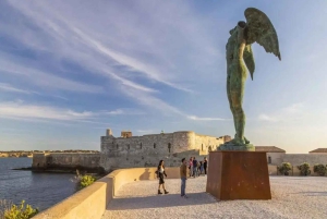 Откройте для себя чудеса Ортигии: тур на тук-туке между историей и морем.