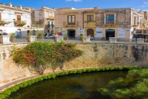 Откройте для себя чудеса Ортигии: тур на тук-туке между историей и морем.