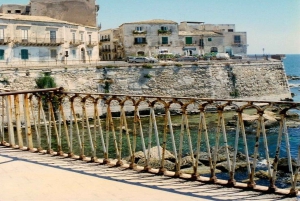 Откройте для себя чудеса Ортигии: тур на тук-туке между историей и морем.