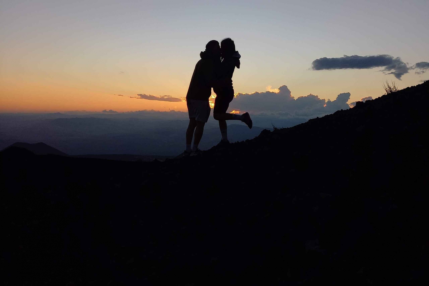 ETNA SUNSET: OPASTETTU KIERTOAJELU ETNASSA JA NOUTO CATANIASTA