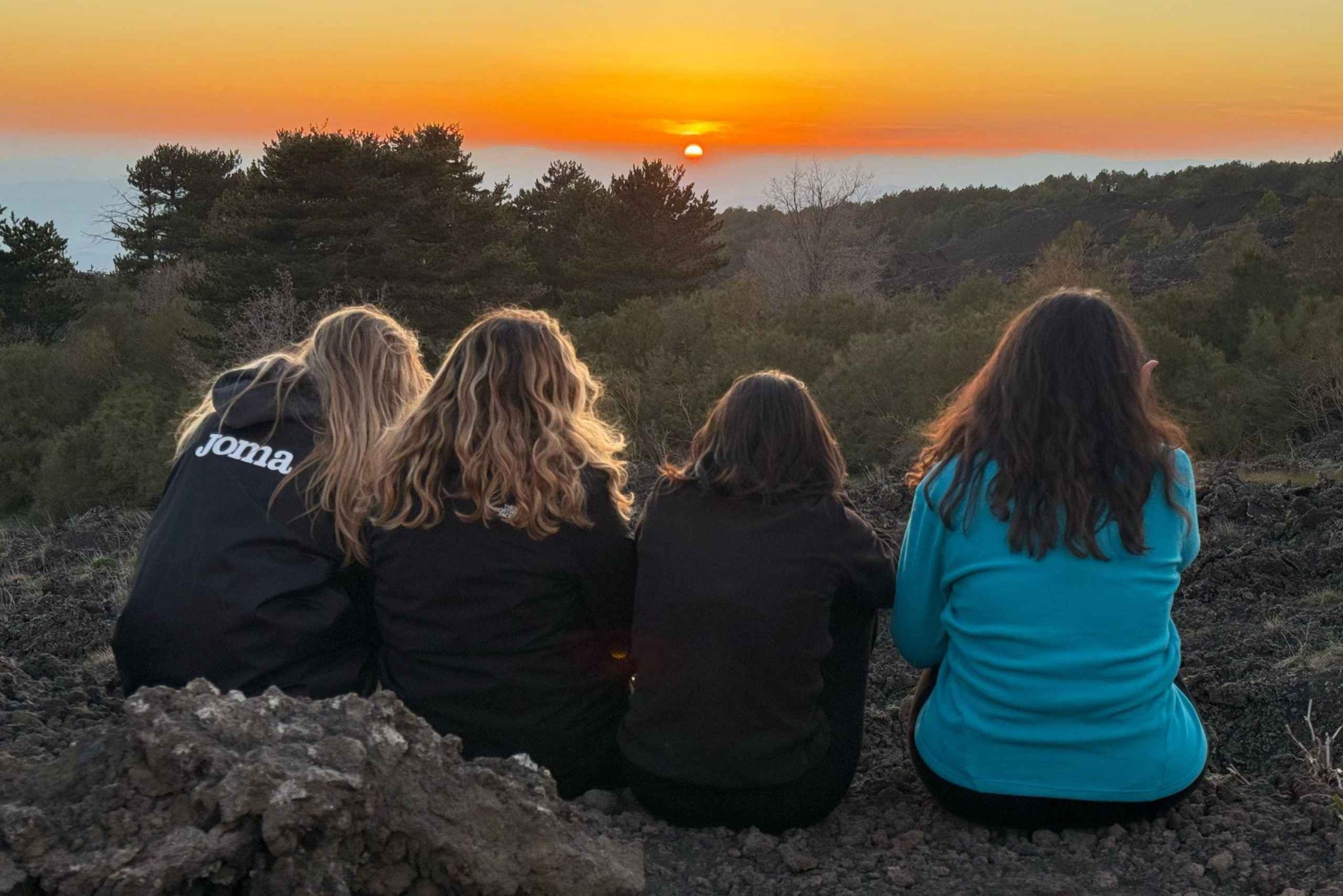 Etnan auringonlaskukierros: vaellus tulivuorella, luola ja maistajaiset Cataniasta