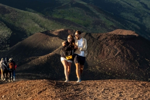 エトナ山サンセットツアー：火山トレッキング、洞窟、試食（カターニア発）