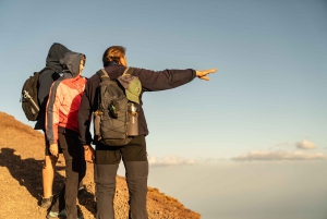 エトナ山サンセットツアー：火山トレッキング、洞窟、試食（カターニア発）