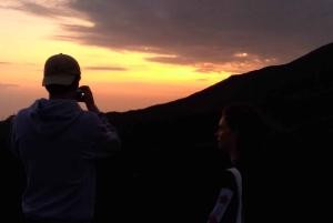 エトナ山サンセットツアー：火山トレッキング、洞窟、試食（カターニア発）