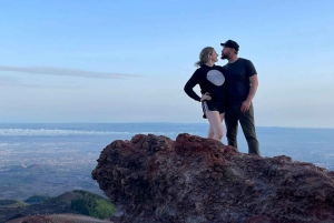 エトナ山サンセットツアー：火山トレッキング、洞窟、試食（カターニア発）