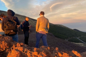 エトナ山サンセットツアー：火山トレッキング、洞窟、試食（カターニア発）