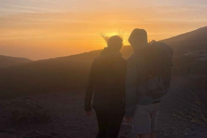 エトナ山サンセットツアー：火山トレッキング、洞窟、試食（カターニア発）