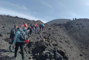 Etna-trekning på 3000 meter med taubane, guide og taxitjeneste kan bestilles