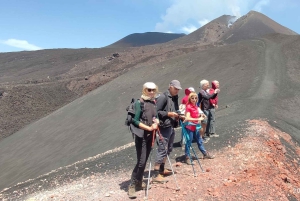 Etna-trekning på 3000 meter med taubane, guide og taxitjeneste kan bestilles