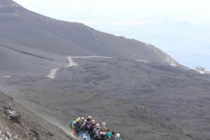 Etna-trekning på 3000 meter med taubane, guide og taxitjeneste kan bestilles