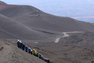 Etna-trekning på 3000 meter med taubane, guide og taxitjeneste kan bestilles