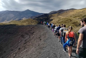 タオルミーナ発：エトナ山の半日朝トレッキング