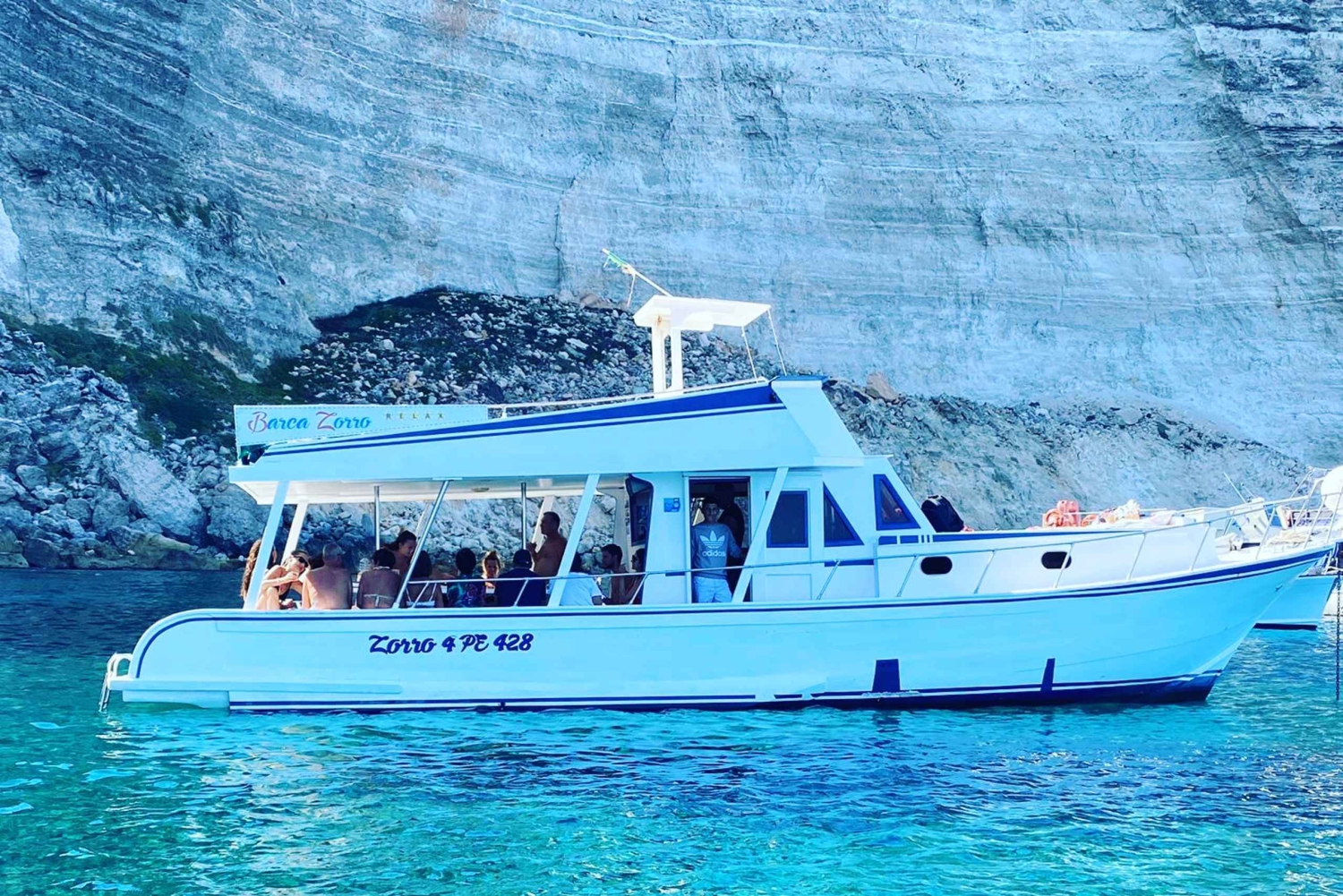 Lampedusa : croisière en bateau avec pauses baignade et déjeuner italien
