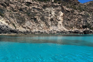 Lampedusa : croisière en bateau avec pauses baignade et déjeuner italien