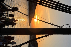 Lampedusa: obserwacja delfinów o zachodzie słońca na statku pirackim