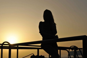 Lampedusa: obserwacja delfinów o zachodzie słońca na statku pirackim