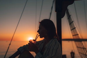 Lampedusa: obserwacja delfinów o zachodzie słońca na statku pirackim