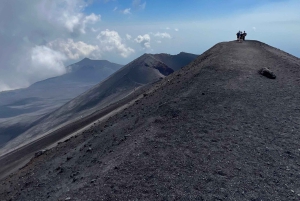 Ätna: Zentraler Krater (3340 m) mit Seilbahn und Jeep