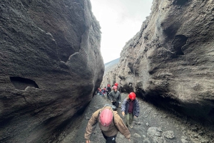 Vulcano Etna: Escursione a 3000 metri sui crateri ad alta quota in trekking