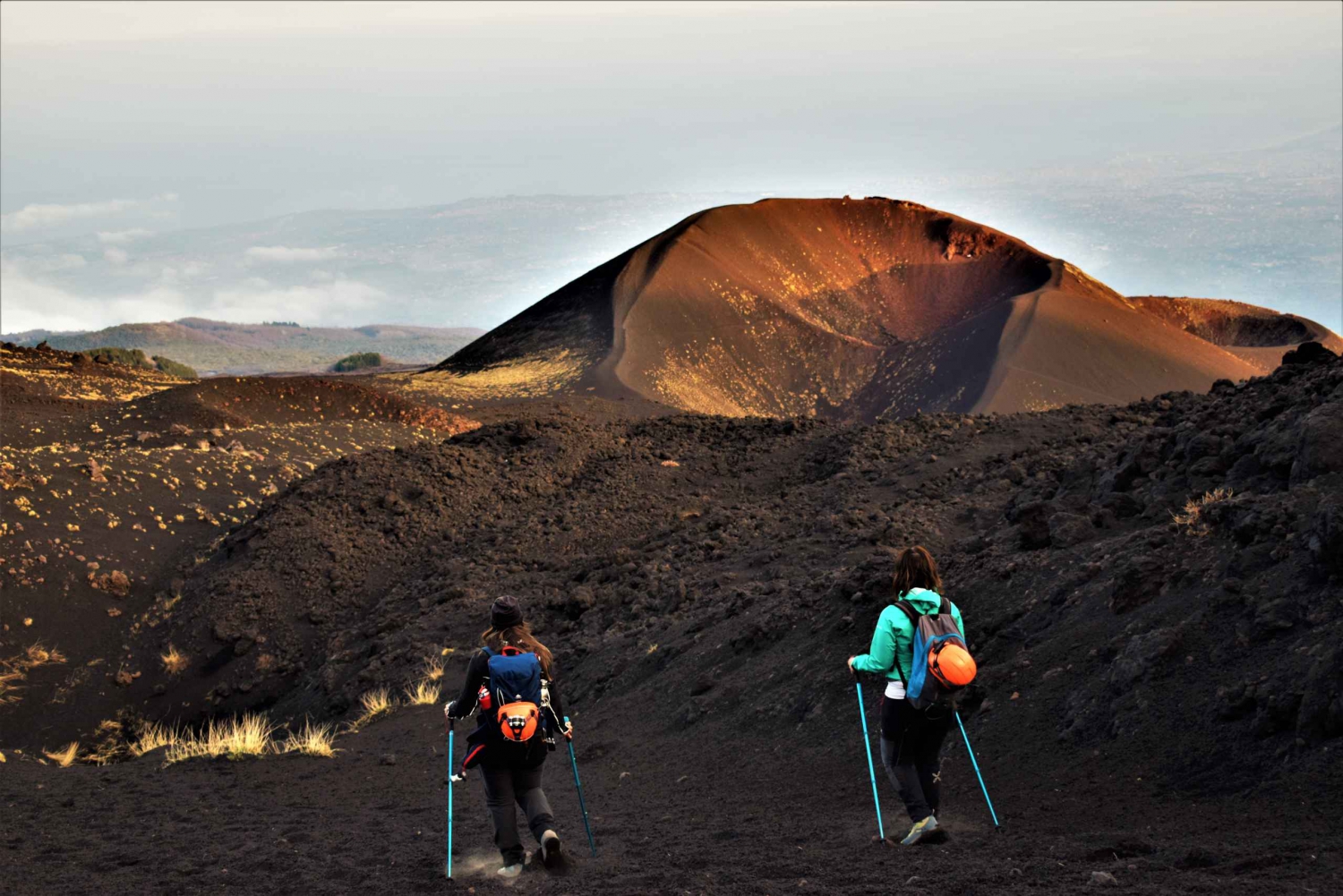 Catania: Trekking sull'Etna al mattino o al tramonto con tunnel di lava e attrezzatura