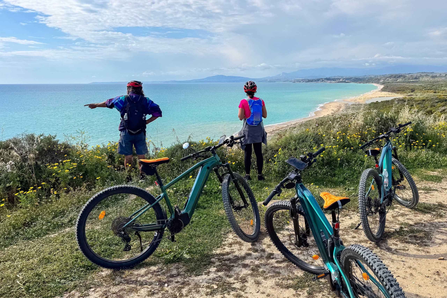 Scala dei Turchi, pueblos y comida callejera: ¡una aventura en bici eléctrica por Sicilia!