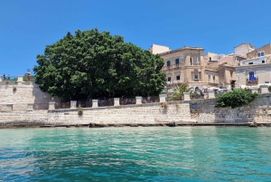 Siracusa: Degustazione di vini in barca con tour e cibo gourmet