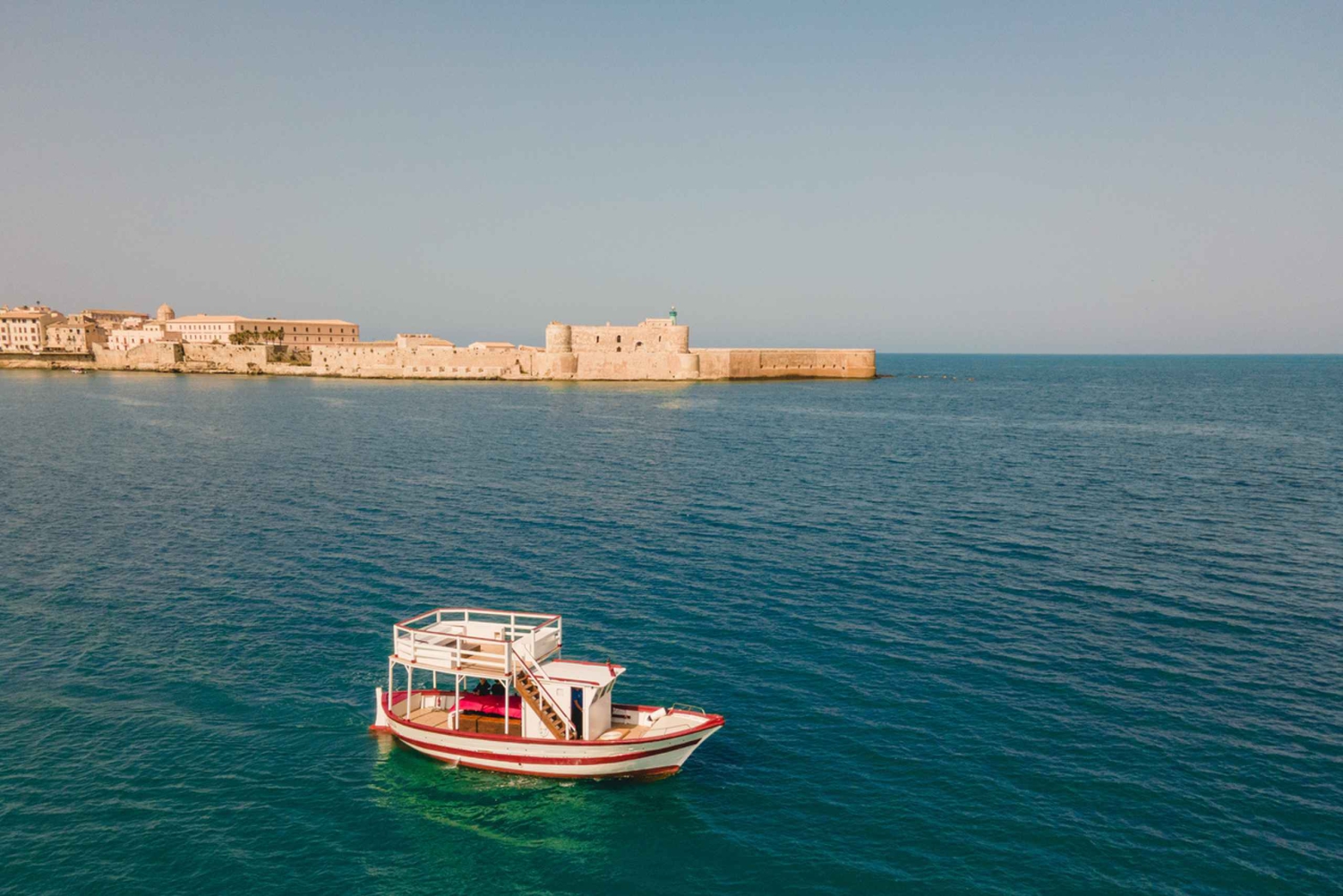 Siracusa: Excursión en barco con comida, vino y paradas para nadar
