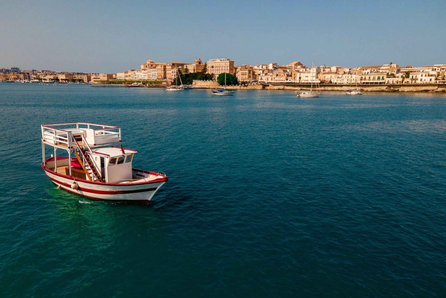 Siracusa: tour in barca dell'isola di Ortigia con pranzo e vino