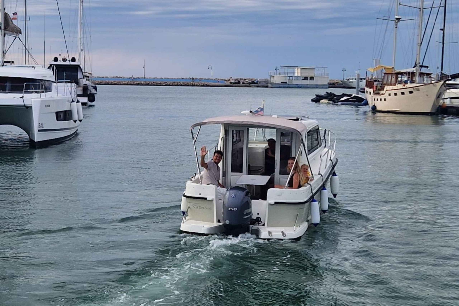 Izola: Yksityinen veneretki Strunjaniin ja Piranin kanssa juomineen