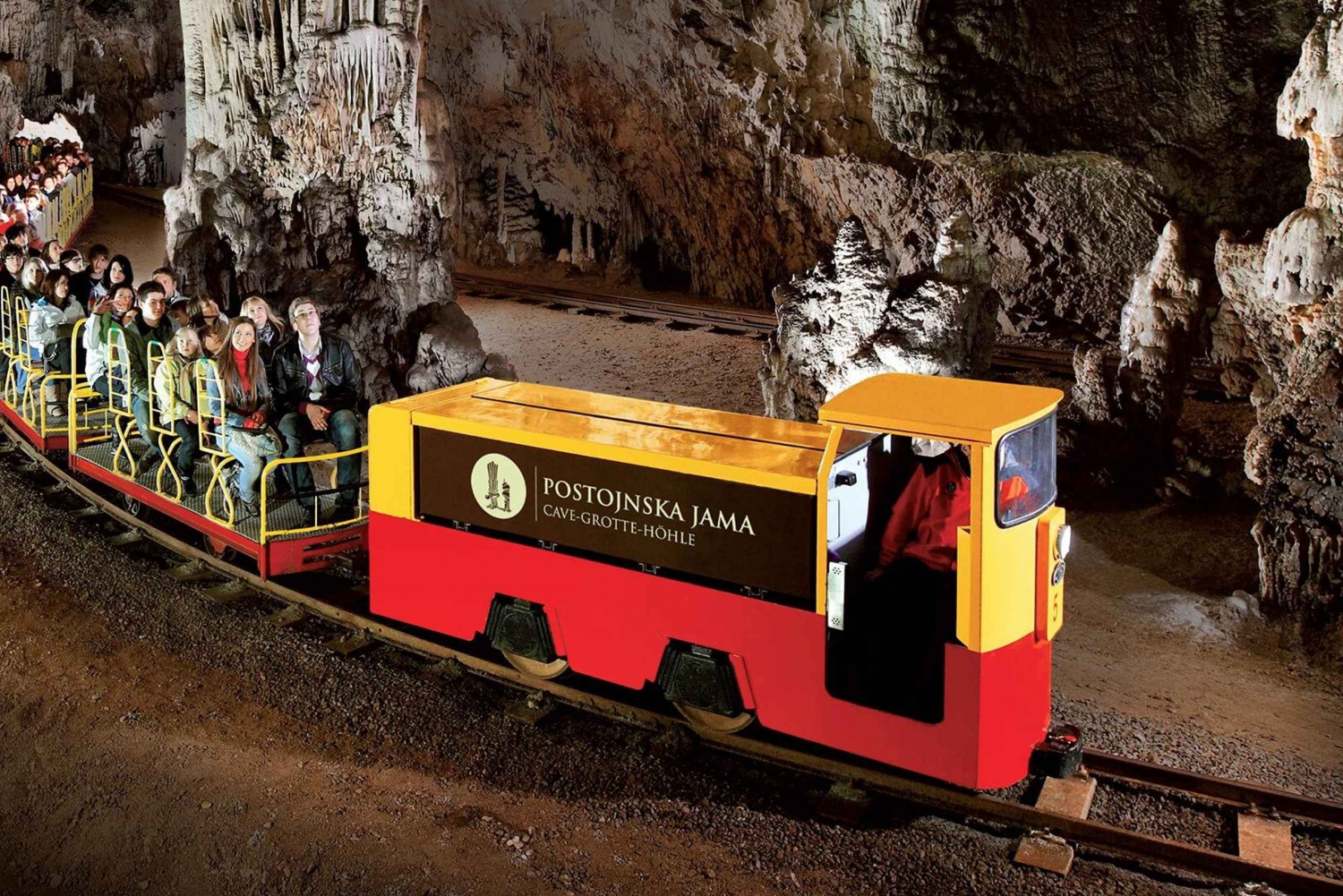 リュブリャナからポストイナ洞窟とプレジャマ城へのツアーをご案内します