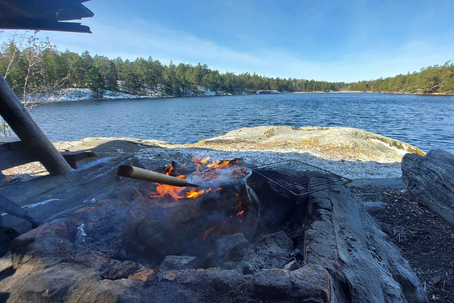 Vandring, traditionell mat, guidad vedeldad bastu utomhus