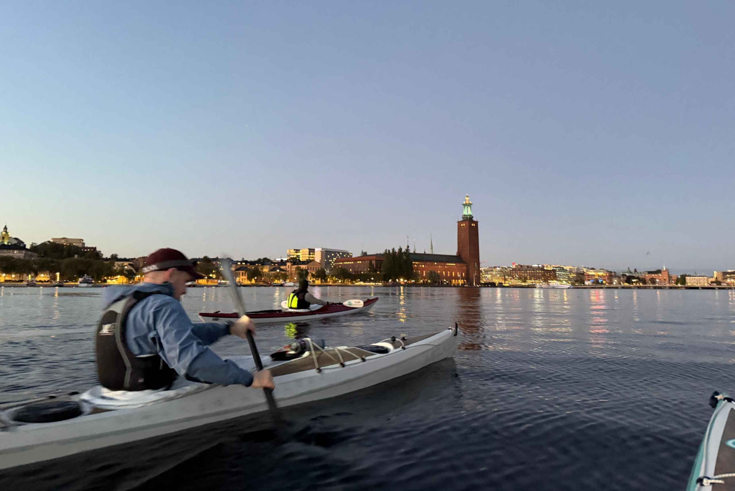 Tukholma yöllä: opastettu talvikajakkiretki kuivapuvussa