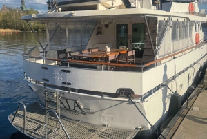 Stockholm: Privat klassisk yachttur (solnedgang/middag/etc)