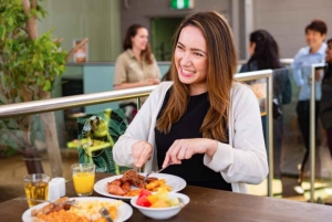 Завтрак с коалами в зоопарке WILD LIFE в Дарлинг-Харбор